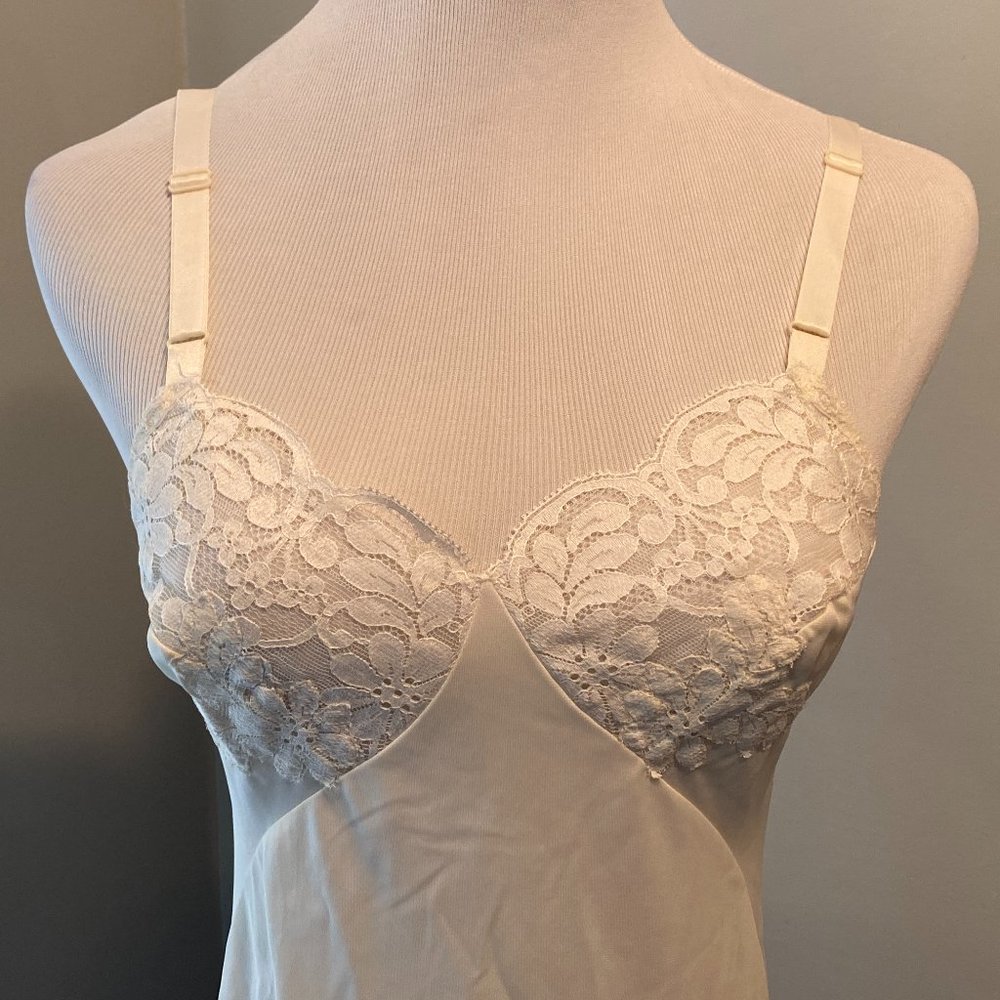 Vintage Sears the doesn't slip full slip ivory cream Size 32 with Lace 26" long